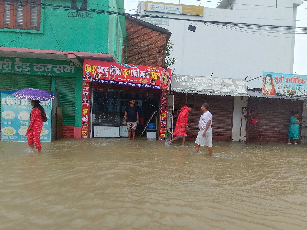 धनगढीमा अविरल वर्षा : दुई हजार घरमा पानी पस्यो, आठ जनाको उद्धार