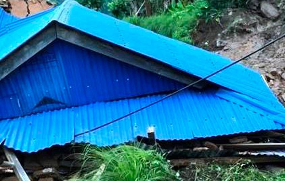 ताप्लेजुङमा पहिरोले घर पुरिँदा चारजना घाइते