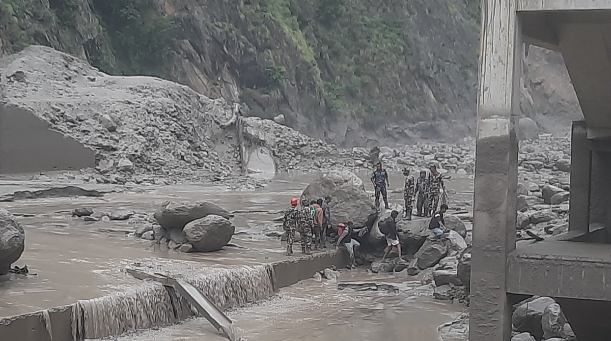 रसुवामा बाढीको वितण्डा: ५० जनाको उद्धार