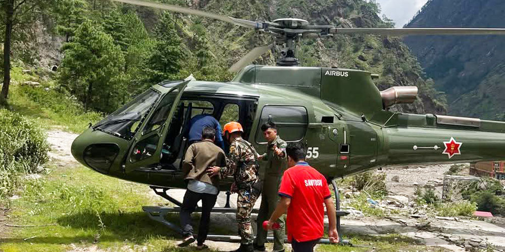 जलविद्युत आयोजनामा फसेका २३ जनाकाे हेलिकप्टरबाट उद्धार