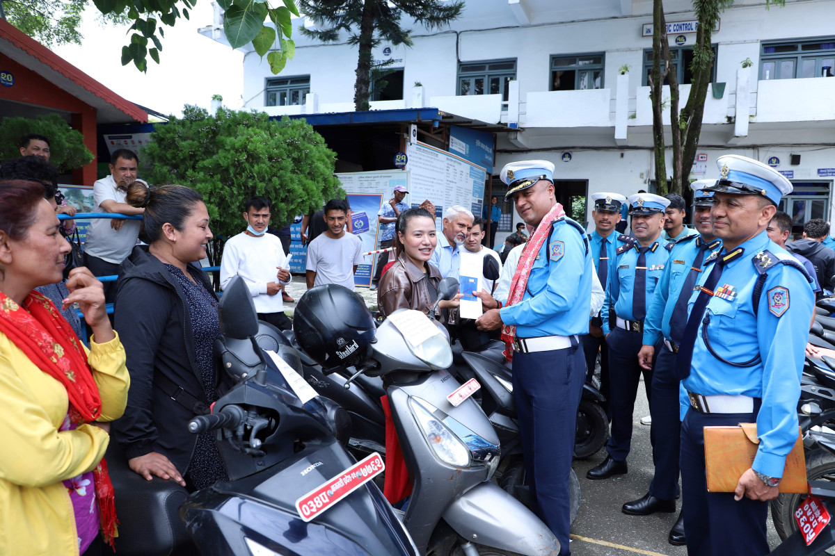 चोरी भएका २० ओटा दुई पाङग्रे सवारी साधन (मोटरसाइकल र स्कुटर) ट्राफिक प्रहरीद्वारा खोजतलास गरी धनीलाई हस्तान्तरण