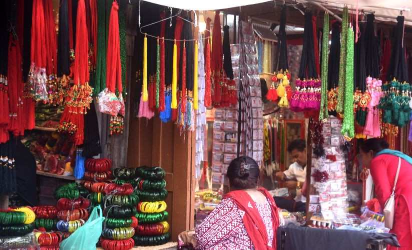 चम्कँदै हरियो चुरा, पहेँलो पोतेको व्यापार