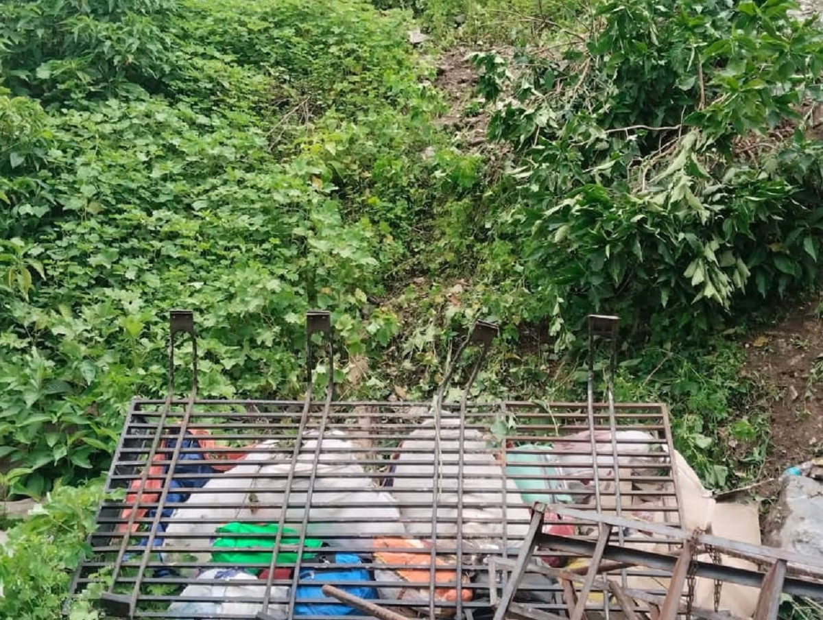 जुम्ला जाँदै गरेको फोर्स गाडी दैलेखमा दुर्घटना, १२ जना घाइते