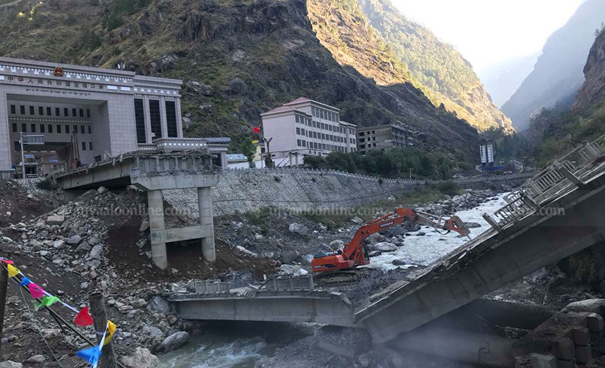 रसुवागढीको मितेरी पुलमा चिनियाँ पक्षबाट अस्थायी बेलीब्रिज निर्माण शुरु