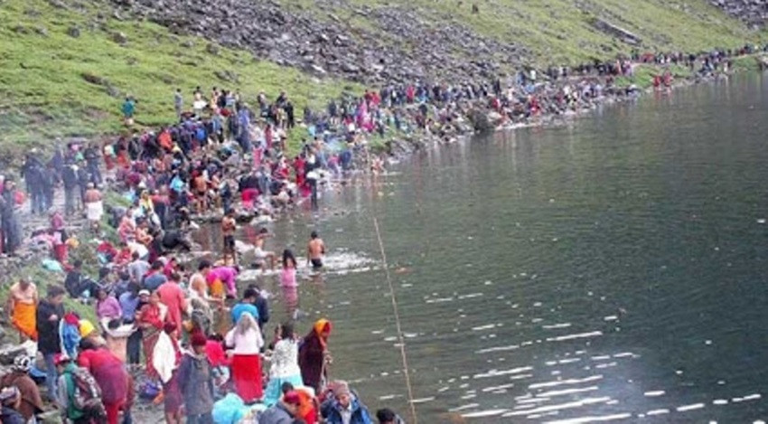 गोसाइँकुण्डमा स्नान गर्ने क्रममा दुईजना बेपत्ता