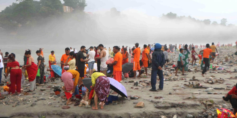 देवघाटमा भक्तजनको घुइँचो