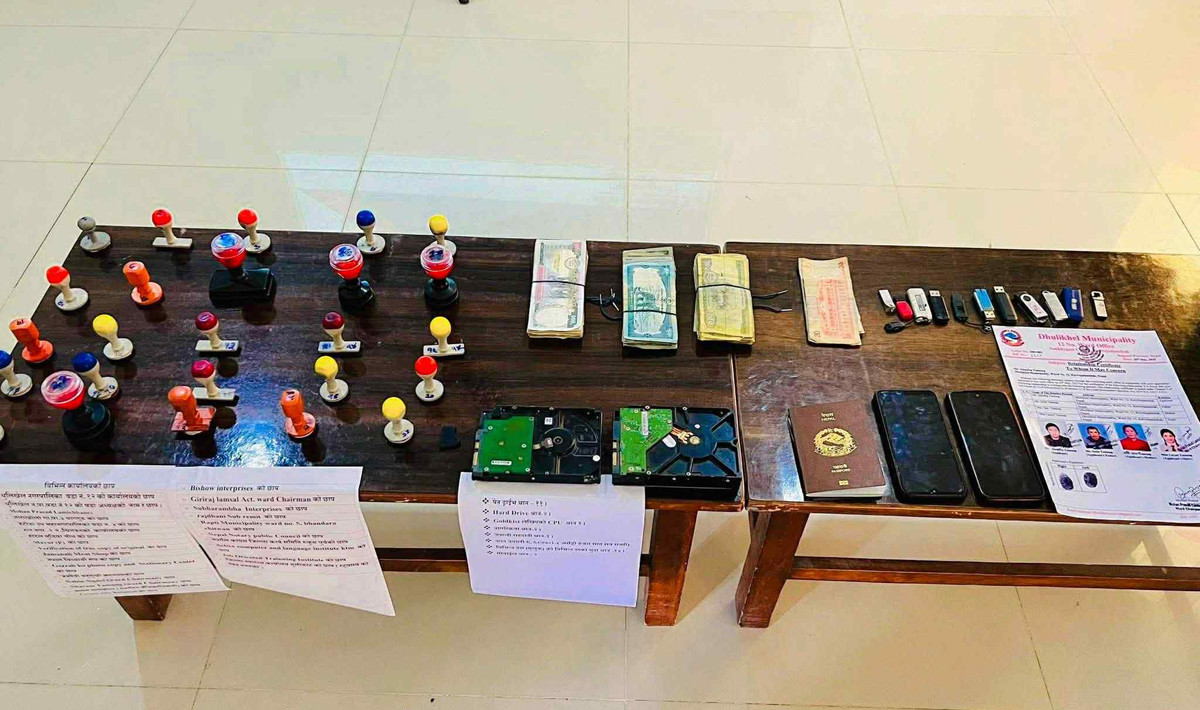 नक्कली सरकारी कागजात र छाप बनाउने गिरोह धुलिखेलबाट पक्राउ