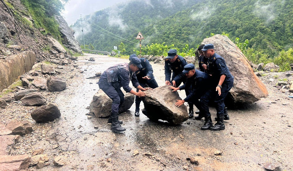 कर्णाली राजमार्गमा उच्च जोखिम, यात्रा गर्दा सावधानी अपनाउन आग्रह