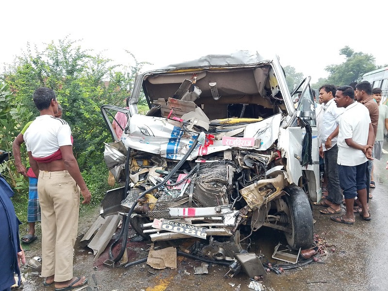 सुनसरीमा बस र माइक्रोबस ठोक्किँदा तीन जनाको ज्यान गयो