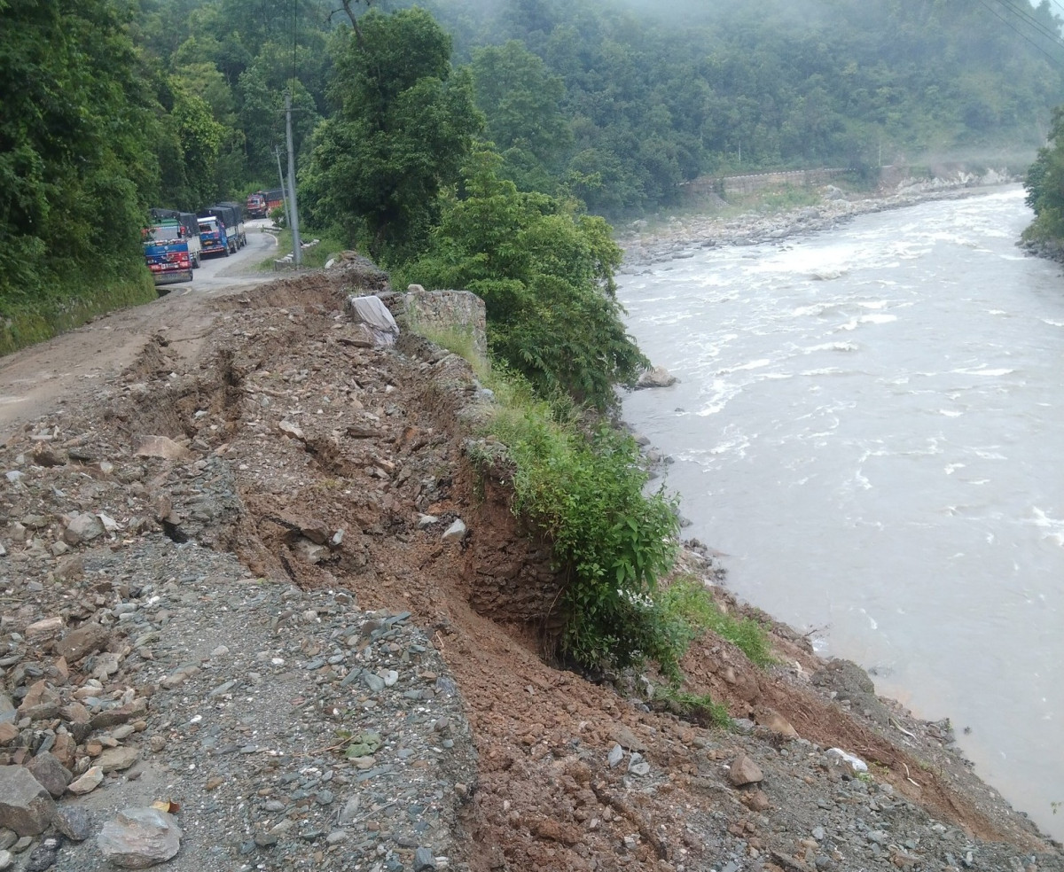 काठमाडौं–मन्थली सडक अवरुद्ध