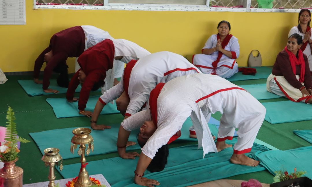 रोगको निदान गर्न योगमा महिला आकर्षण