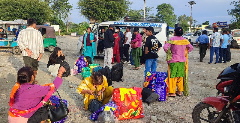 चाडपर्व छोडेर काम खोज्न भारत