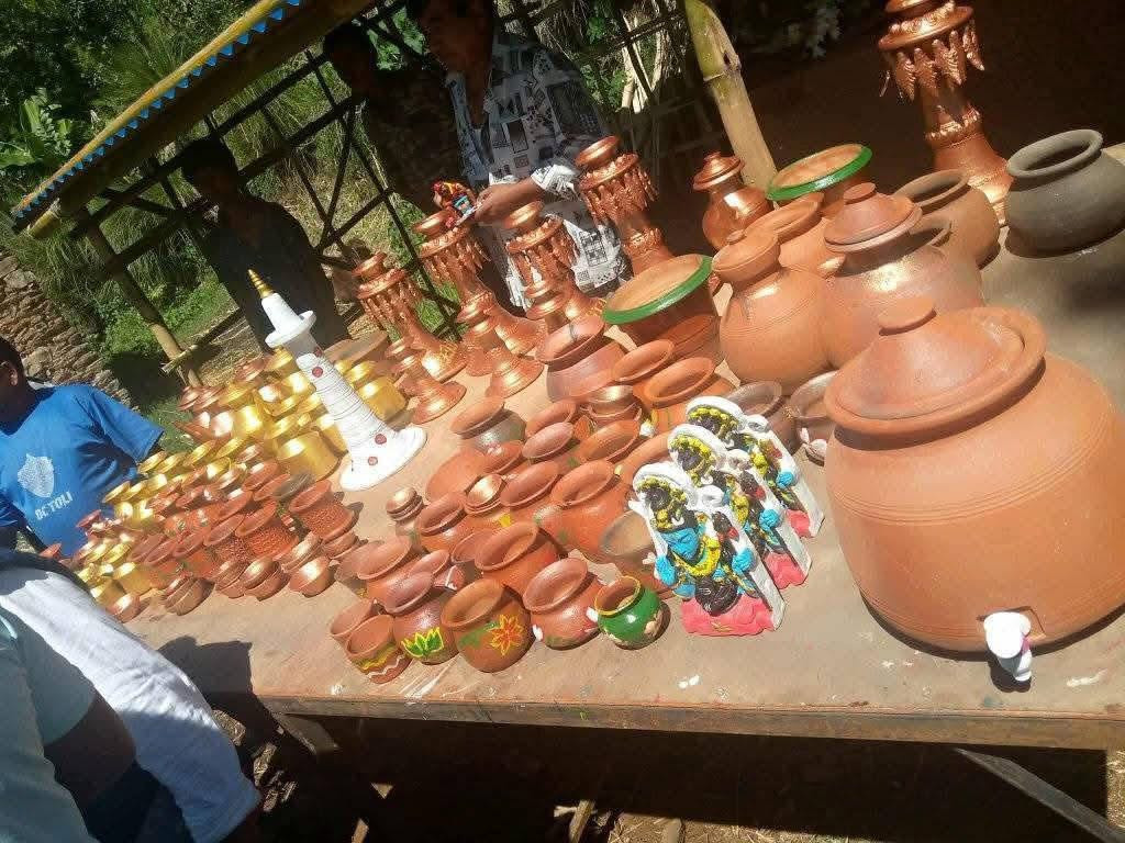 दसैँको सामग्री बनाउन भक्तपुरका कुम्हाले व्यस्त