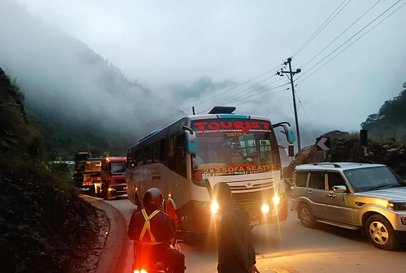 मुग्लिन–नारायणगढ सडक २० घण्टा भन्दा बढी समयदेखि अवरुद्ध हुँदा हजारौं यात्रु अलपत्र