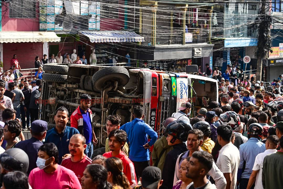 तारकेश्वरबाट माछापोखरी आउँदै गरेको बस दुर्घटना, २० भन्दा बढी घाइते