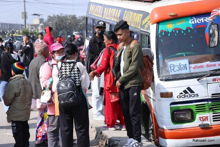 दशैँ सुरु भएसँगै काठमाडौं छाड्नेको भीड