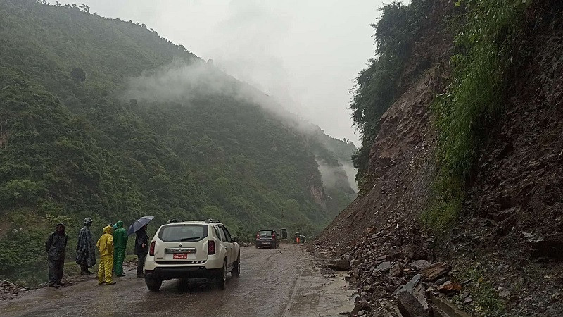 बाढीपहिरोका कारण विभिन्न सडकखण्डमा गाडी सञ्चालनमा कठिनाइ, बीपी राजमार्गमा अस्थायी सडक बनाइँदै