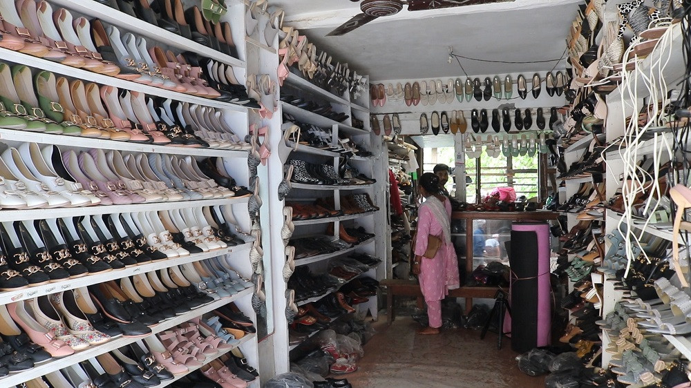 जुत्ता–चप्पल बनाउने पुर्ख्यौली पेशा सङ्कटमा