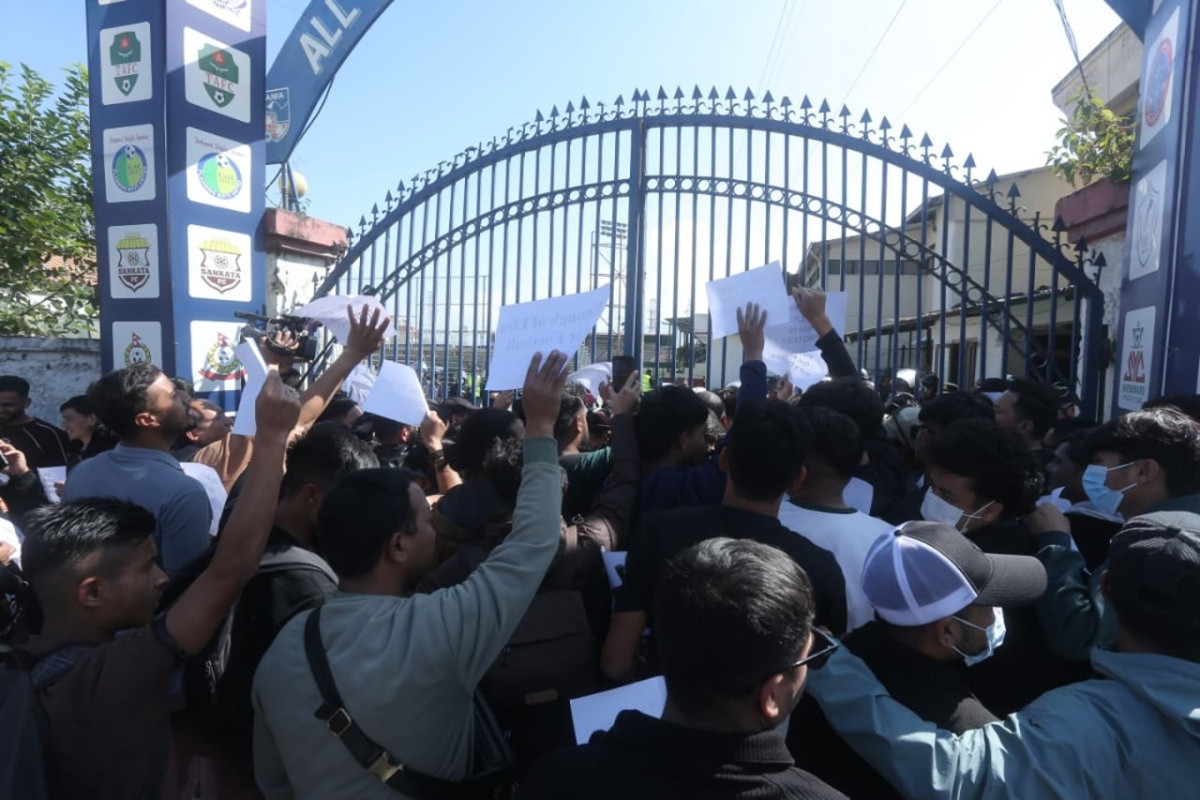 पारदर्शीता र जवाफदेहितको माग गर्दै एन्फा मुख्यालयमा खेलाडीको प्रदर्शन