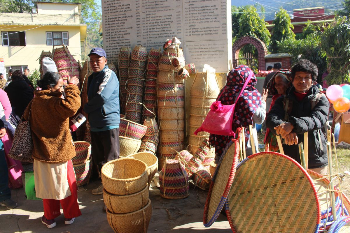 चोयाबाट बनेका हस्तकलाका सामग्रीमा आकर्षण घट्यो