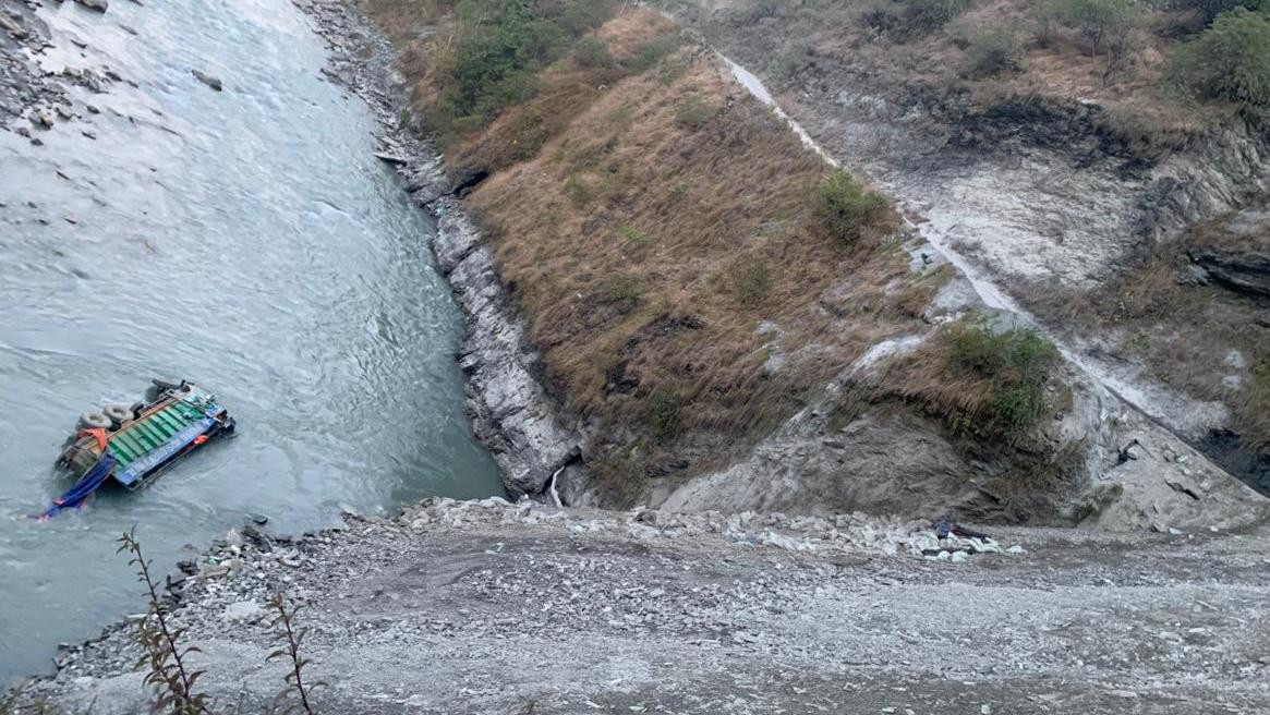 ट्रक दुर्घटना हुँदा चालक घाइते