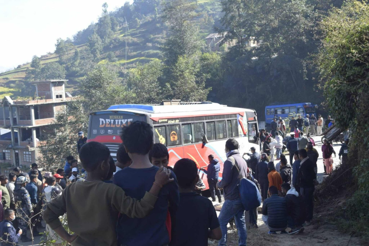 अरनिको यातायात बसको ठक्करबाट वृद्धको मृत्यु, आक्रोशित स्थानीयले गरे बीपी राजमार्ग अवरुद्ध
