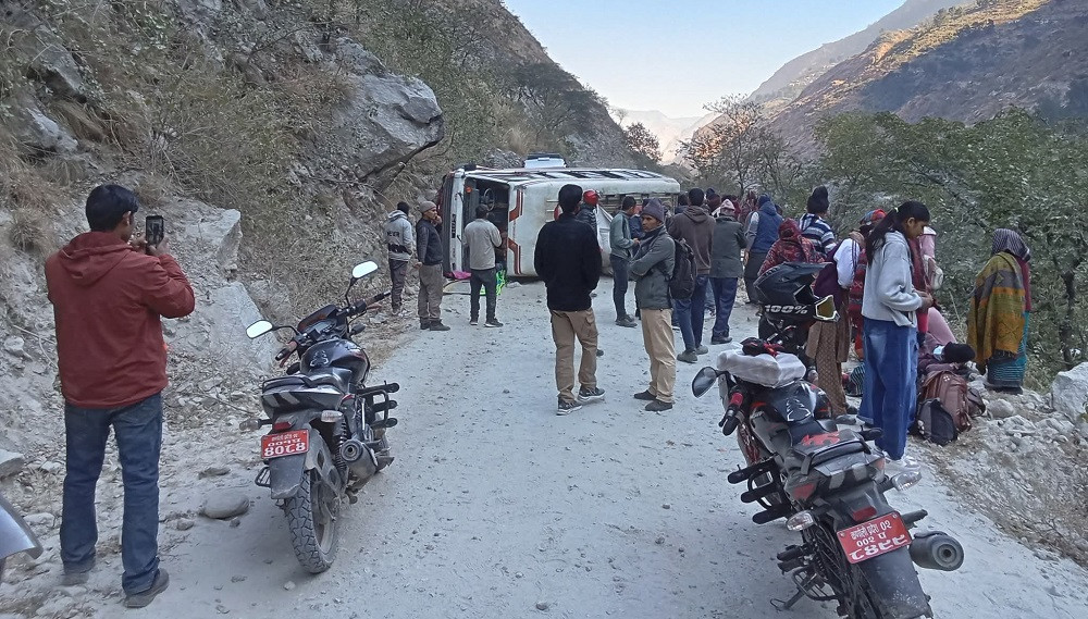 कर्णाली काेरिडोर खण्डमा सवारी दुर्घटना : छ जना घाइते