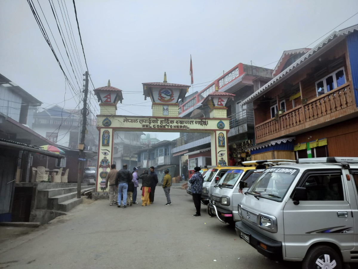 सुरक्षाकर्मीको आँखै अगाडि तस्करी : पशुपति नगर नाका खुला बजारजस्तै