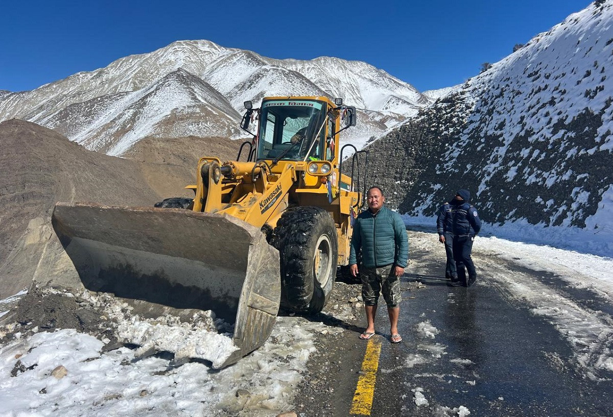 अवरुद्ध कागबेनी–मुक्तिनाथ सडकको हिउँ पन्छ्याउन सुरु