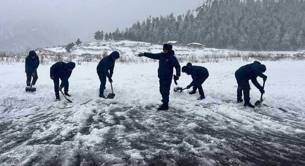विमानस्थलमा जमेको हिउ पन्छाएपछि हवाई सेवा सुचारु
