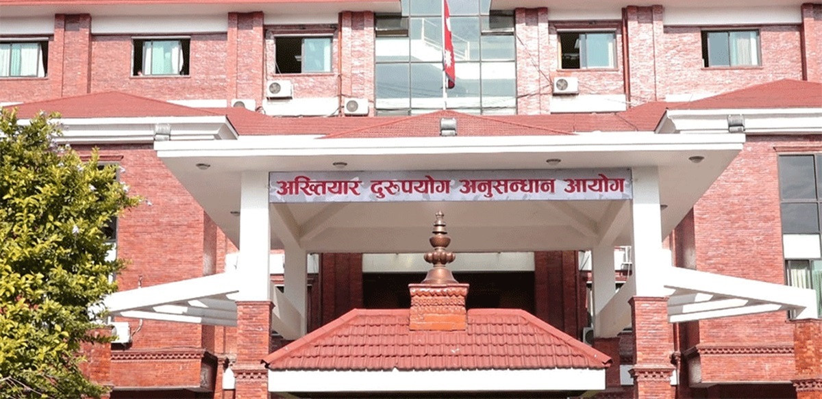 भन्सार र हुलाकका ३ कर्मचारी अख्तियारको नियन्त्रणमा, २३ थान मोबाइल सेटसमेत बरामद