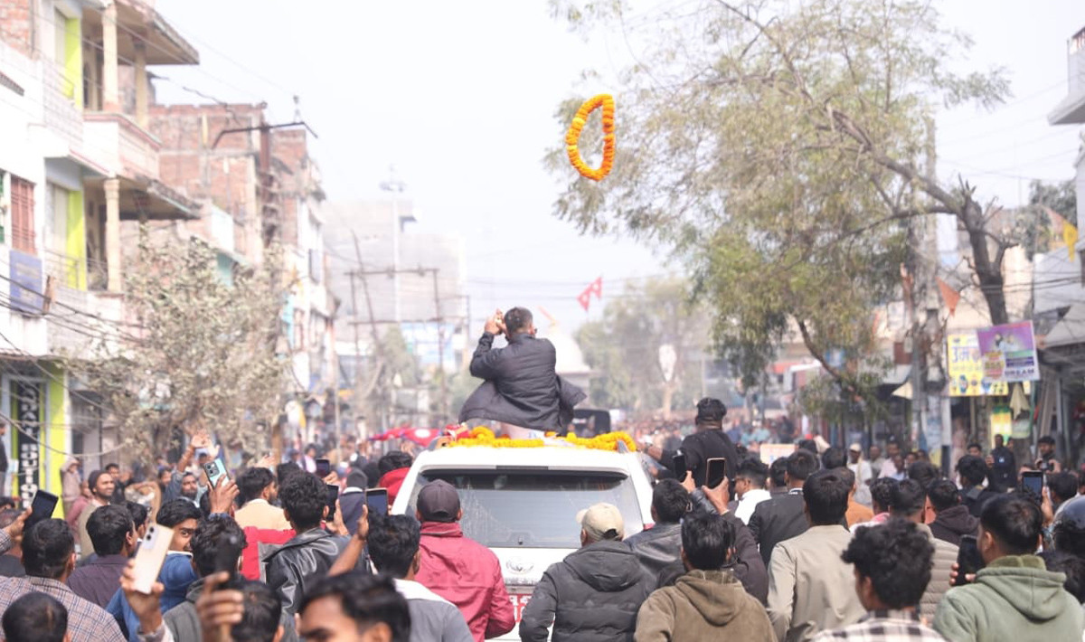 गजेन्द्रनारायणको शालिकमा गाडीबाटै ‘माला फ्याँकेपछि’ विवादमा बालेन्द्र