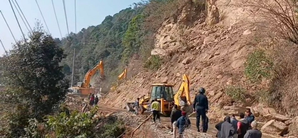 मेची राजमार्ग १२ घण्टापछि खुल्यो