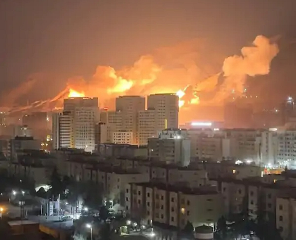 अमेरिका-इरान वार्ता संकेतबीच मिसाइल प्रहार