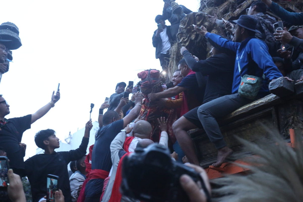 ललितपुरमा रातो मच्छिन्द्रनाथको रथारोहण