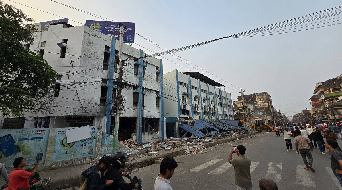 सडक विस्तारले वीरगञ्जको विद्युत् अवरुद्ध