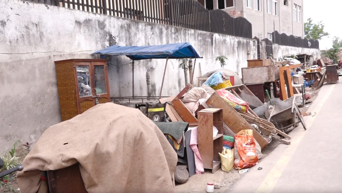 बस्ती छाड्दै मनोहराका सुकुम्वासी