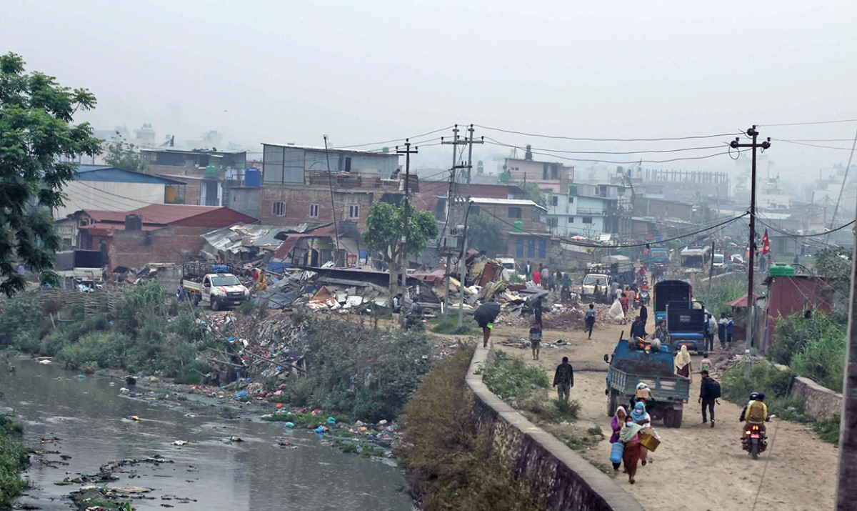 मनोहराको सुकुमवासी बस्ती भत्काउन पुग्यो डोजरसहितको सुरक्षा टोली
