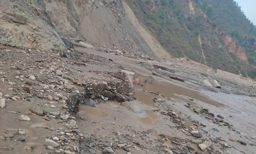 अवरुद्ध बिपी राजमार्ग खुलाउने प्रयास चल्दै