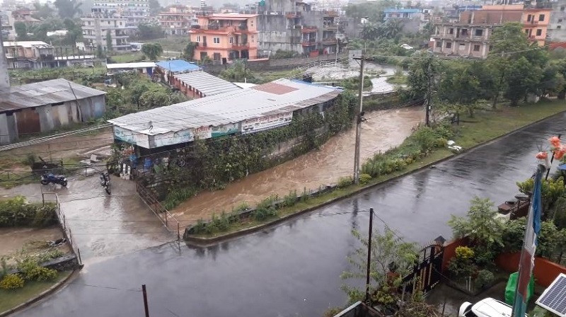 पोखराको फिर्के खोला क्षेत्रमा अतिक्रमण गरी बनाएका संरचना हटाउने काम तिब्र