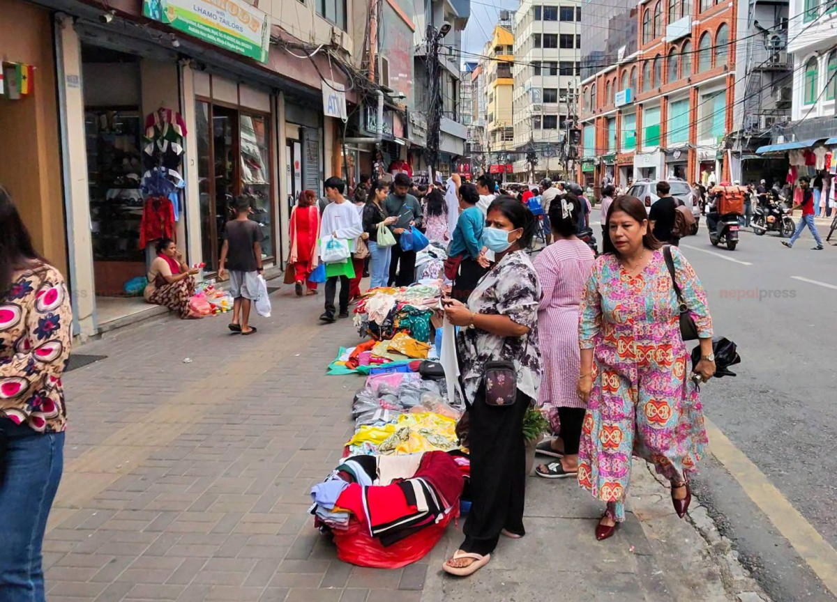 न्युरोडको फुटपाथ फेरि व्यापारीले भरियो