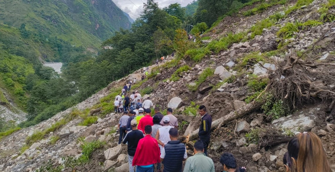 कोदारी राजमार्ग विगत १० दिनदेखि पूर्णरुपमा अवरुद्ध