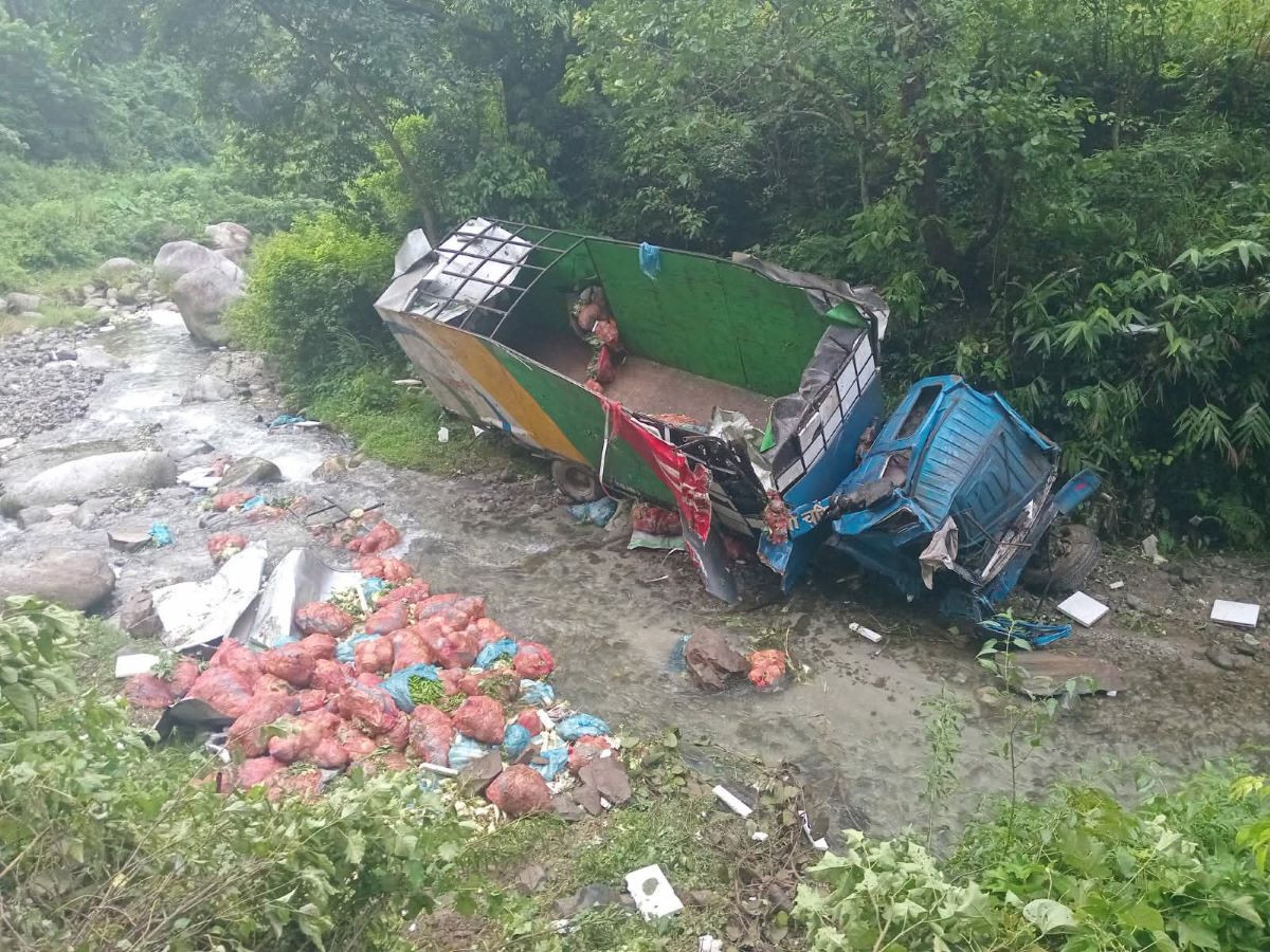 तरकारी बोकेको ट्रक खस्यो खोलामा, एक जनाको मृत्यु