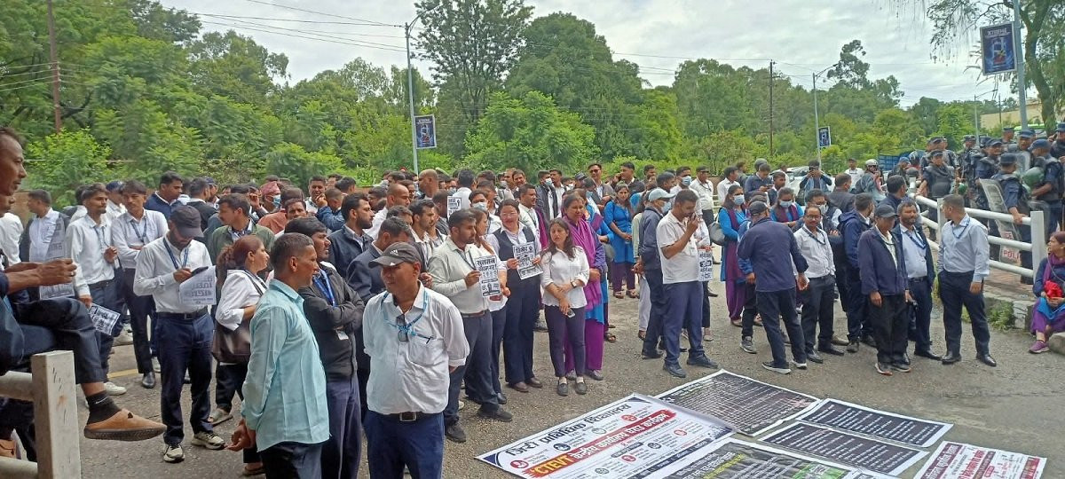 सीटीइभीटीका करार तथा ज्यालादारी कर्मचारीहरूले घेरे केन्द्रीय कार्यालय