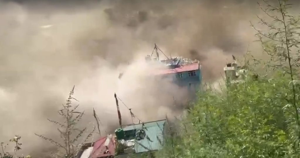 सेनाका दुई वटा हेलिकप्टर रसुवा उडे