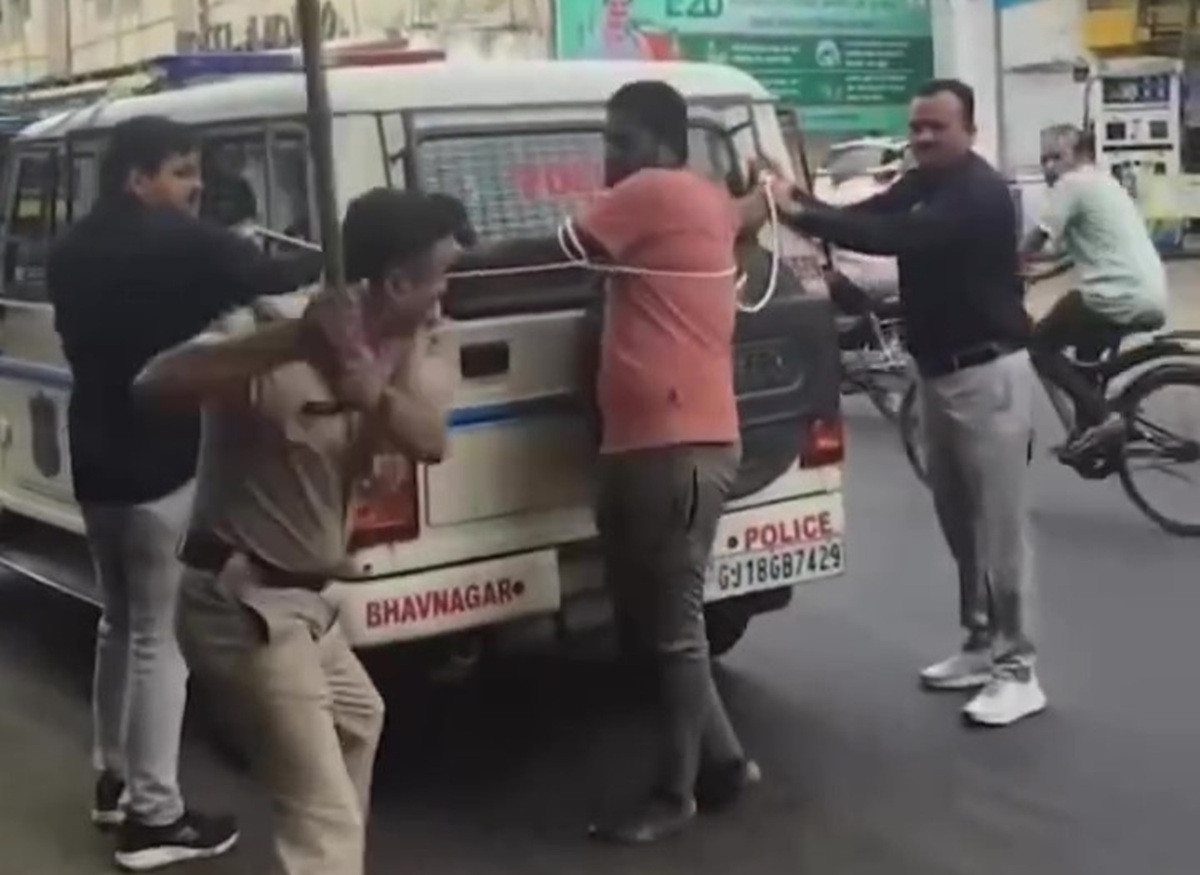भारतमा प्रहरीले भ्यानमा बाँधेर एक जनालाई निर्घात कुटेको भिडियो भाइरल, कारण यस्तो