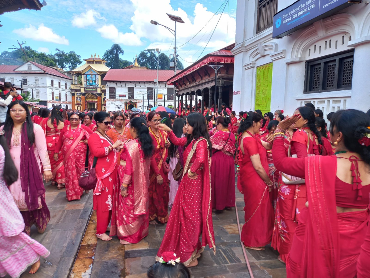 तीज : पशुपतिनाथमा महिला दर्शनार्थीको घुइँचो