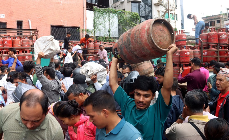पोहोरको तुलनामा ग्यासको आयात र बिक्री धेरै, उपभोक्ता भने लाइनमा