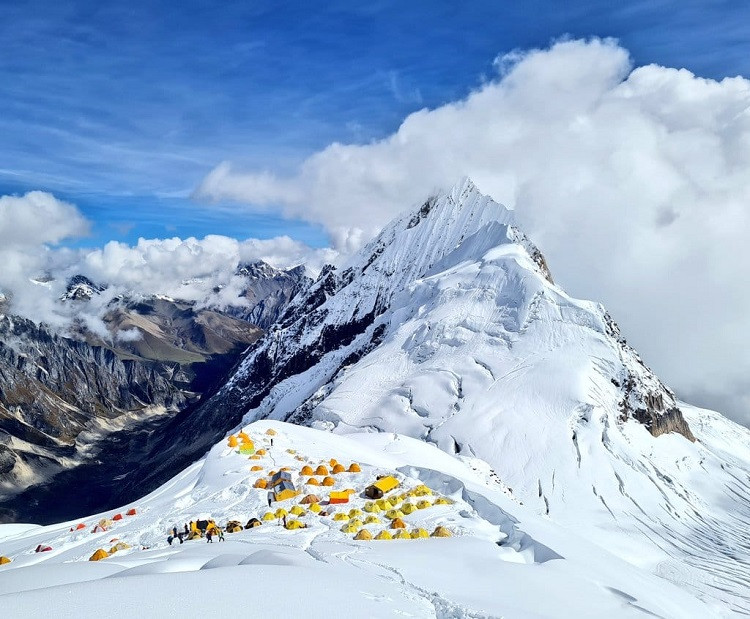 हिमपहिरोमा पुरिएर मनास्लुमा दुई जनाको ज्यान गयो
