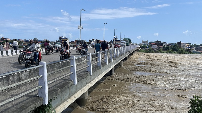 नारायणी पुलमा ठूला गाडी चलाउन रोक